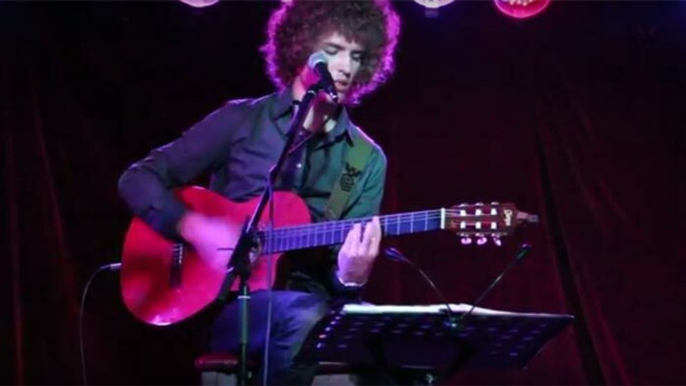 Struny „horia“ pod jeho prstami