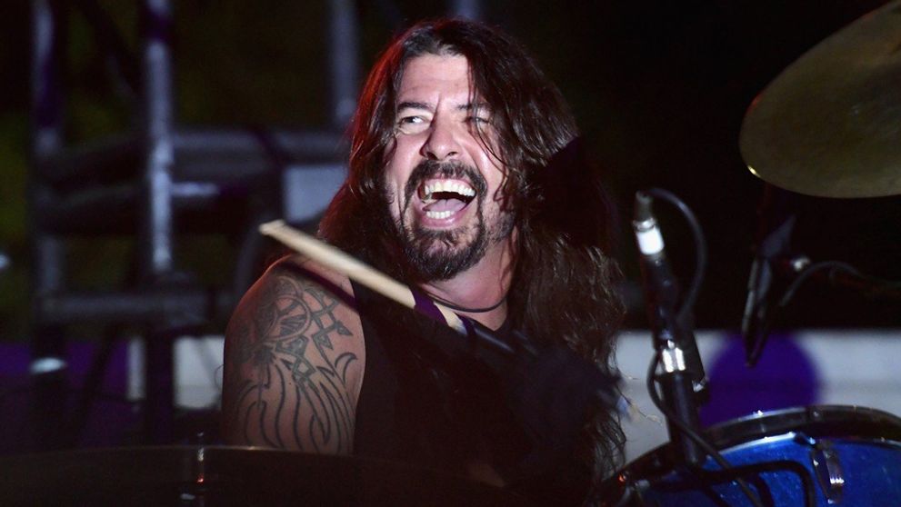 VIDEO: Frontman Foo Fighters spadol z pódia! Toto asi nebolo prvé pivo