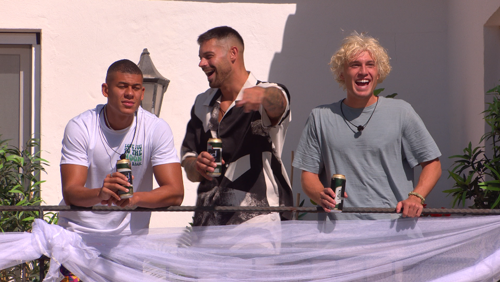 Dianie okolo vily pritiahlo pozornosť chalanov. Pred finále si to užili!