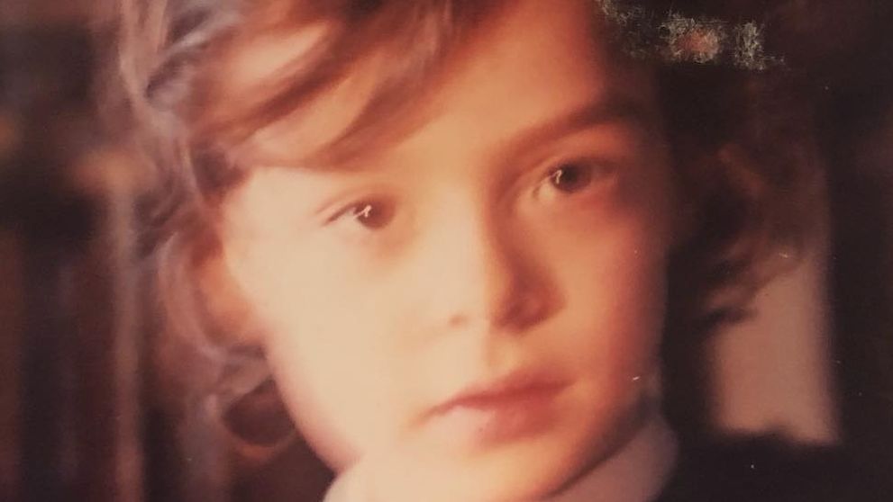 Spoznáte obľúbenú seriálovú hviezdu? Rovnaký pohľad má aj dnes