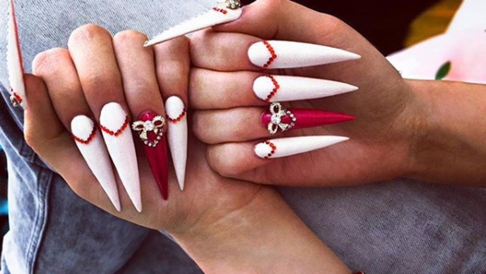 Česká Barbie ukázala ľuďom, ako to ide na toalete s takými dlhými nechtami