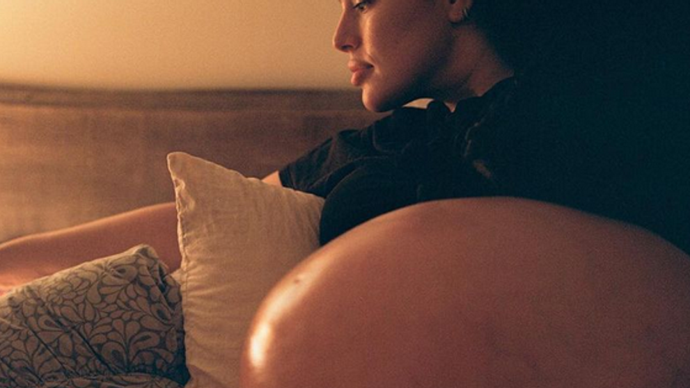 Dvojičky sú na svete! Modelka zvládla pôrod doma