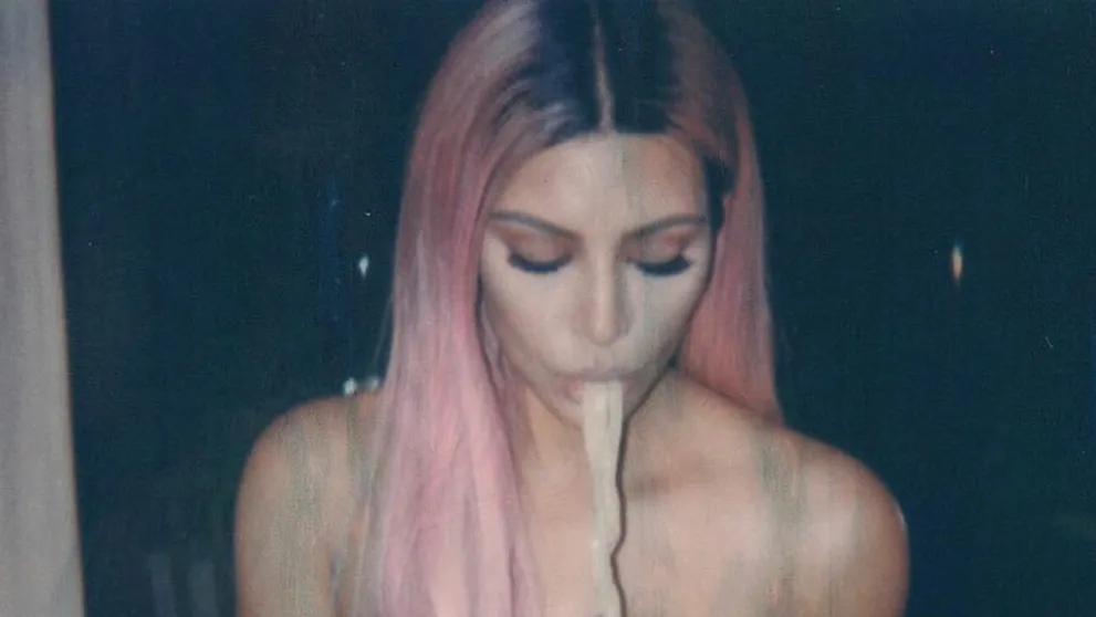 Jesť s holými prsiami rezance? To dokáže len Kim Kardashian
