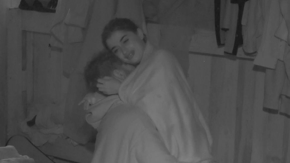 Azra a Denis skončili spolu v posteli! Máme ďalšie zábery, bude to horúce