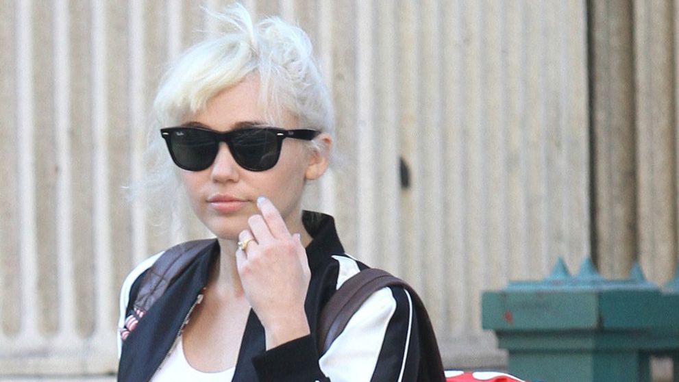 Miley Cyrus zmenila účes. Konečne vyzerá ako žena!
