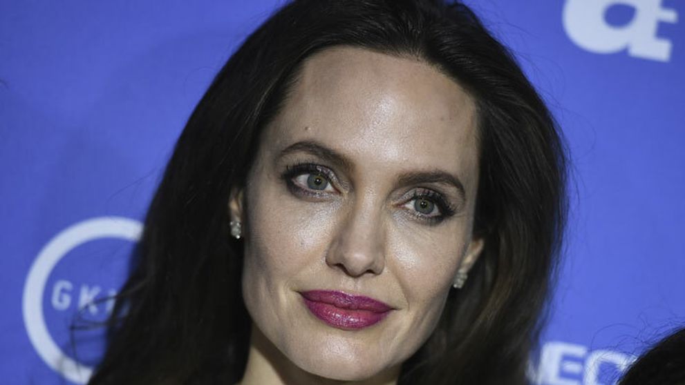 Usmiata Angelina Jolie. Pohľad na jej vychudnutú postavu však bolí
