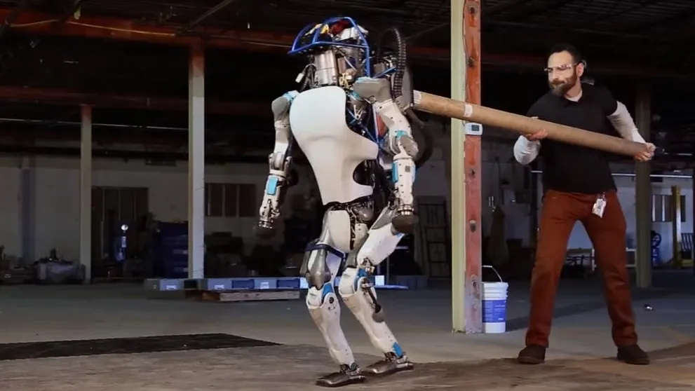 Google predstavil robota, ktorý aj napriek šikanovaniu plní príkazy