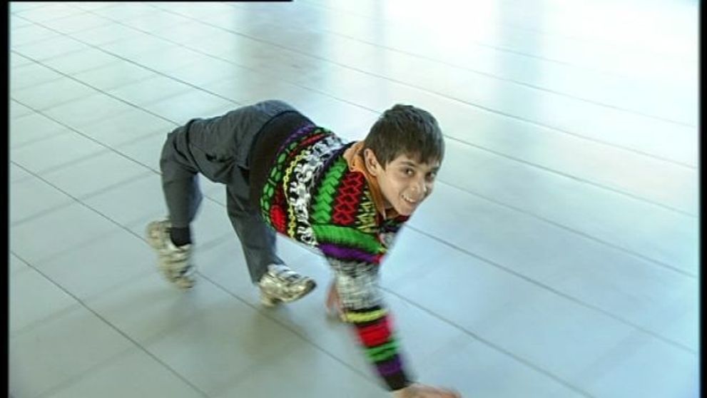 Chlapec s kolenami naopak