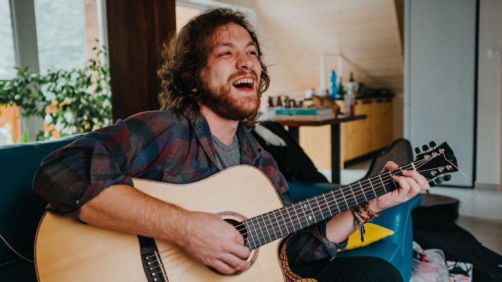 Z ulice do nahrávacieho štúdia. Peter Juhás prichádza s hudobnou novinkou