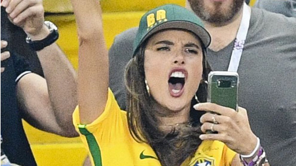 A vraj ženy futbalu nerozumejú. Alessandra Ambrosio si na šampionáte išla hrdlo vykričať