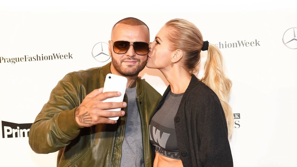 Dara s Rytmusom v spoločnosti. Nežné bozky a sexy vypracované brucho