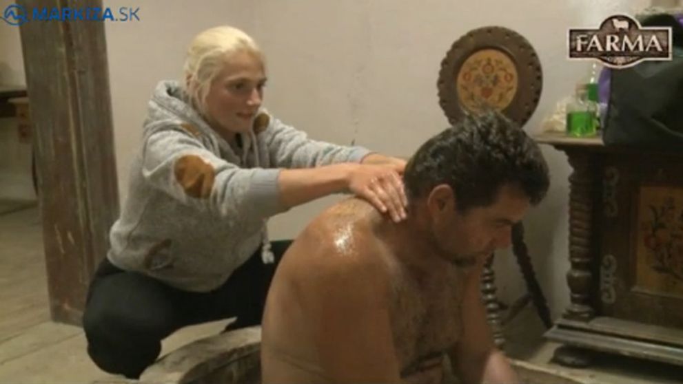 Krutý trest! Eva musí Tiborovi umývať chrbát!