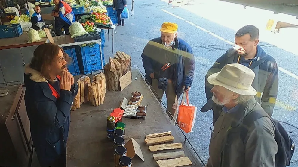 Skrytá identita známeho herca! V prestrojení tajne predáva na trhovisku