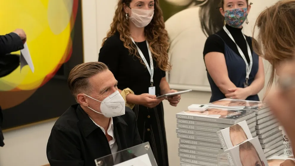 Po príchode na letisko mu vyšiel pozitívny test na COVID. Spevák smeroval do nemocnice