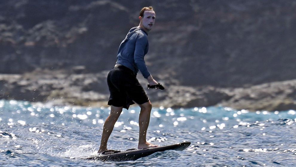 Je to gejša alebo Voldemort? Nie, len Zuckerberg to „trošku“ prehnal s opaľovákom