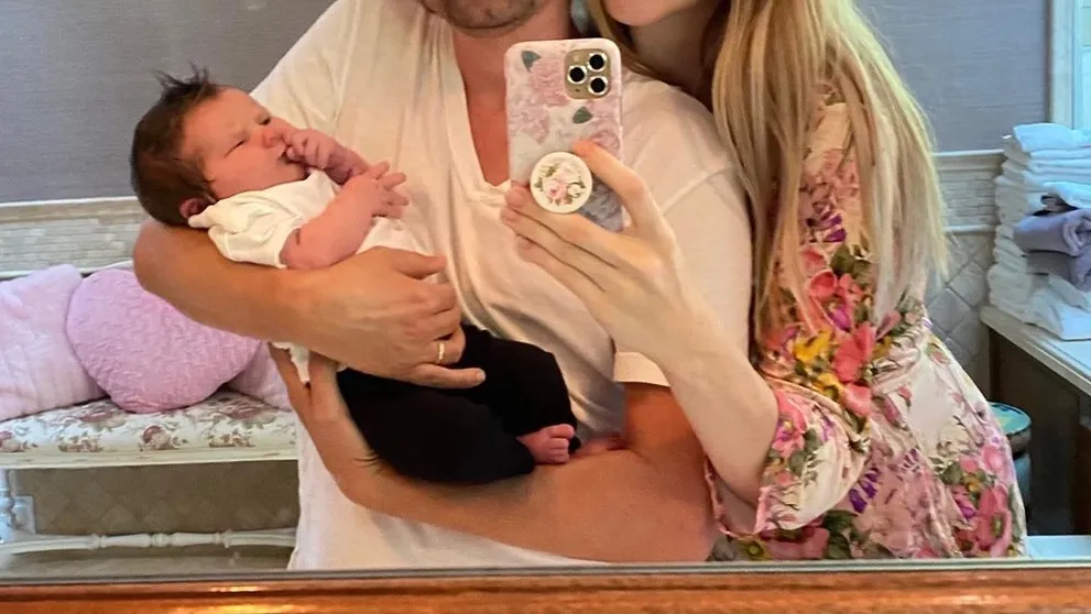 Ďalšie bábätko je na svete! Spevák (43) sa pochválil malým pokladom