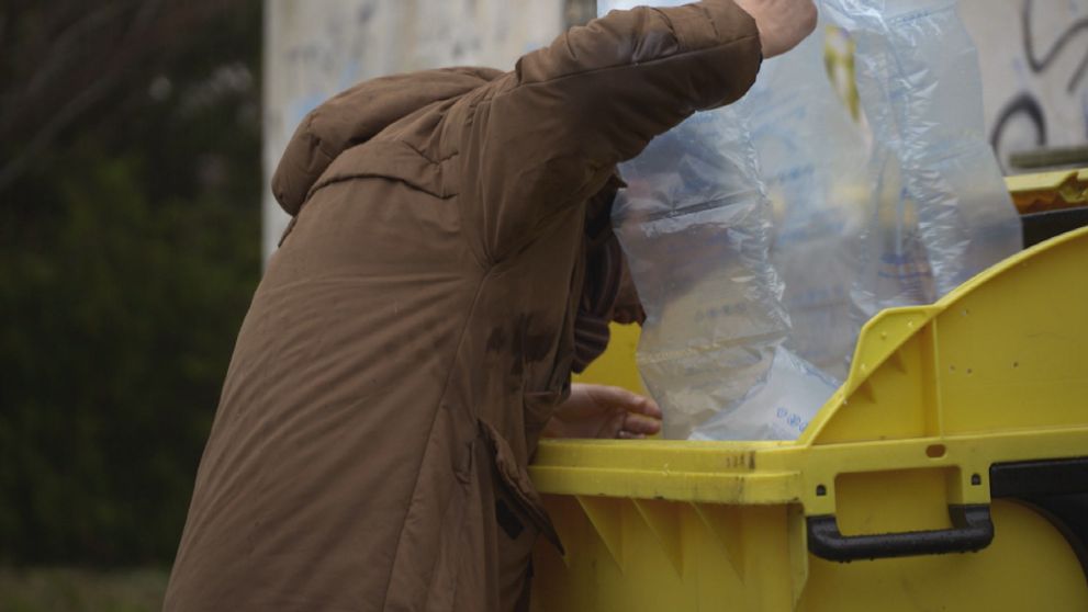 Otecko strčený v odpadkoch. V šoku zostane aj smetiar
