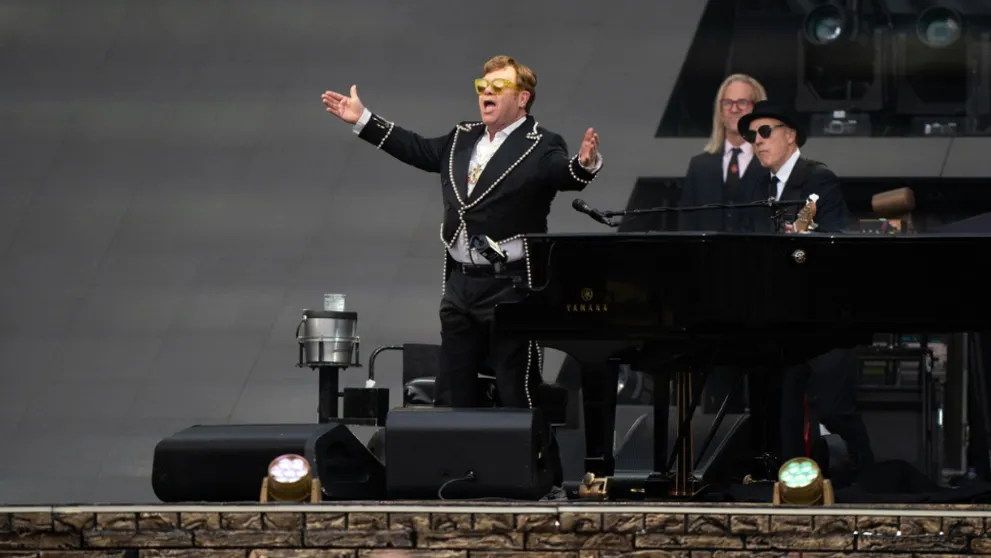 Elton John sa lúči s fanúšikmi. Dojatý dav a slová plné emócií