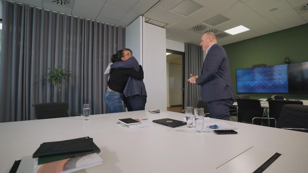 Dojímavý záver Utajeného šéfa: Zamestnankyňa ho v slzách vystískala