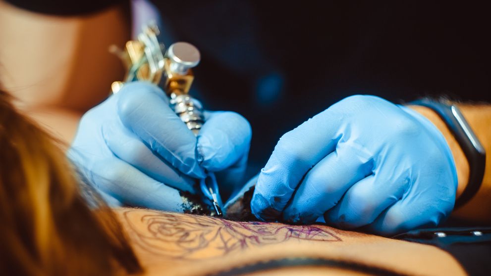 Nebezpečné tetovanie! Vedci zistili, že atrament preniká aj do lymfatických uzlín