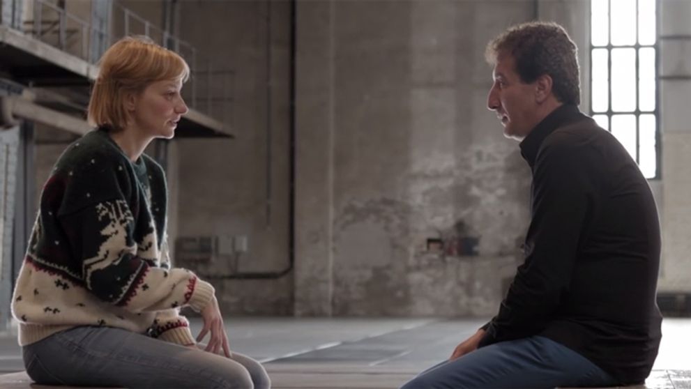 Čo sa stane, keď sa štyri minúty pozeráte do očí úplne cudziemu človeku?