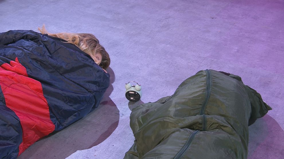 Neuveriteľných dvadsať hodín pred kamerami: Moderátori spali priamo na pľaci