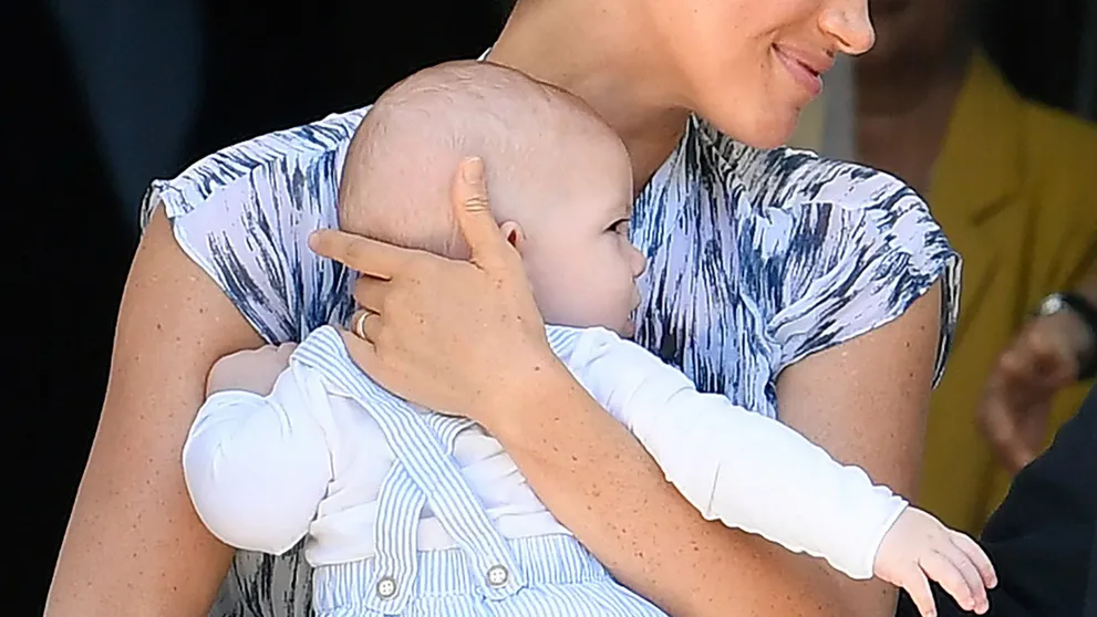 Meghan a Harry konečne ukázali synčeka. Už je jasné, na koho sa podobá