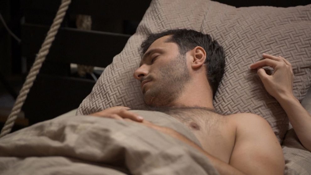 Alex prežil horúcu noc. Neuhádnete, s kým skončil v posteli