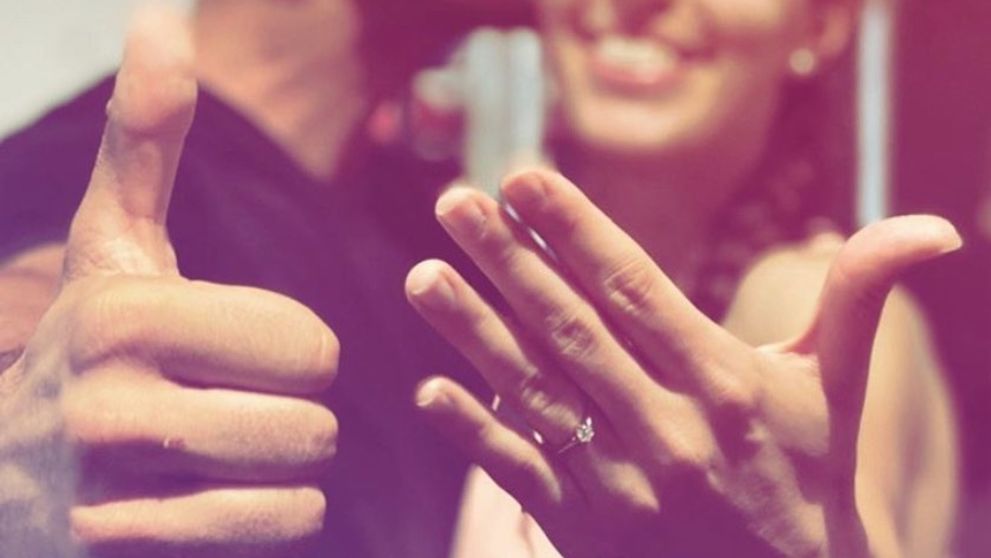 Moderátor sa po 11 rokoch vzťahu zasnúbil. Jeho láska mu povedala áno