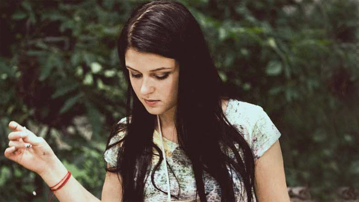 A už je oheň na streche! Farmárom prekážajú Aničkine umelé nechty!