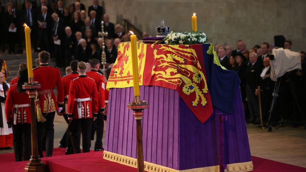 Muž, ktorý sa dostal k rakve kráľovnej a dotkol sa jej: Neveril, že je mŕtva