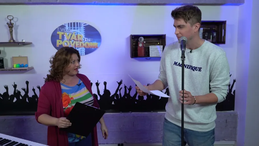 Prichytený pri čine. Dárius podvádzal pri speve