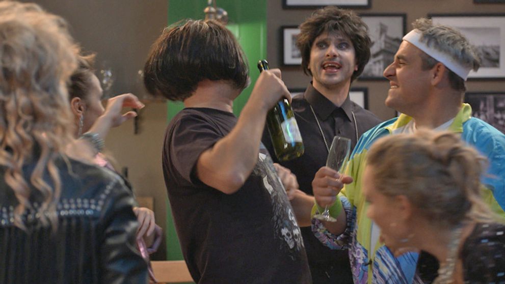 Divoká žúrka v Oteckoch. V prevlekoch hercov ledva spoznáte