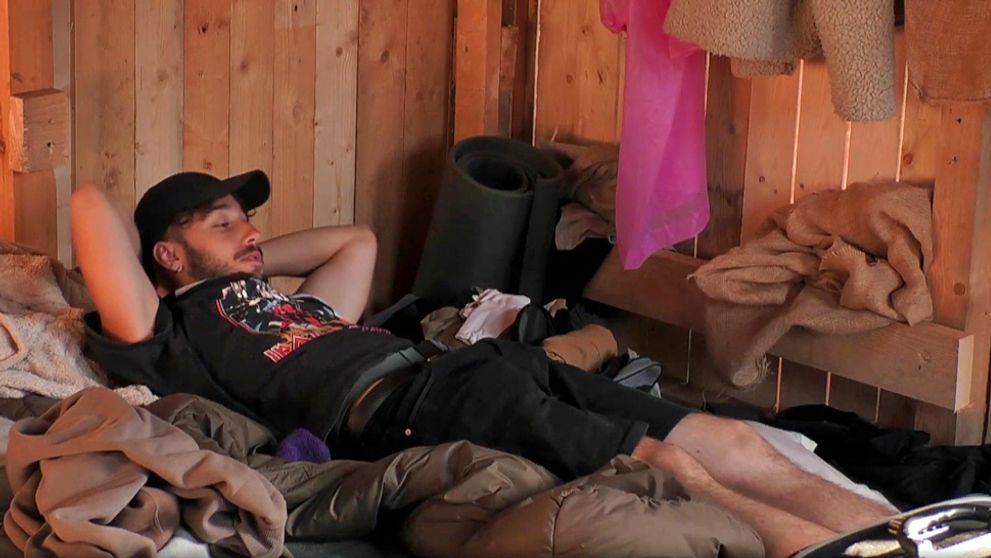 Nevydarený pokus o vtip: Adam hodil po Denisovi kravské lajno