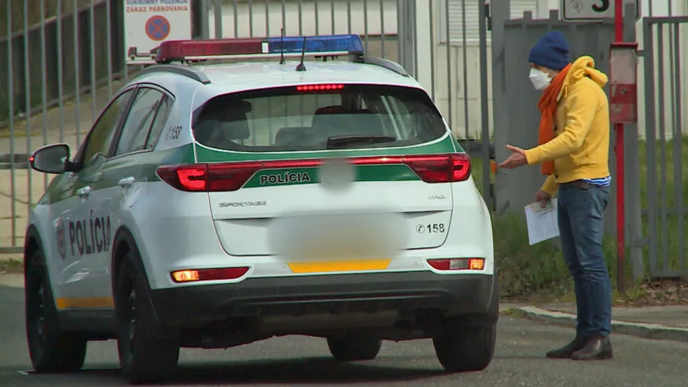 Fingovaná krádež auta sa zvrtla: Na scéne sa objavili skutoční policajti!