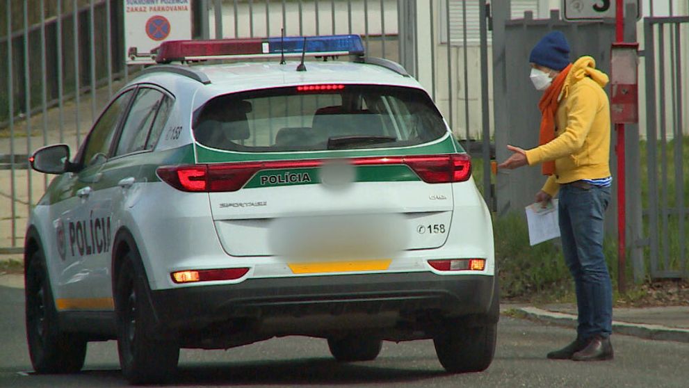 Fingovaná krádež auta sa zvrtla: Na scéne sa objavili skutoční policajti!