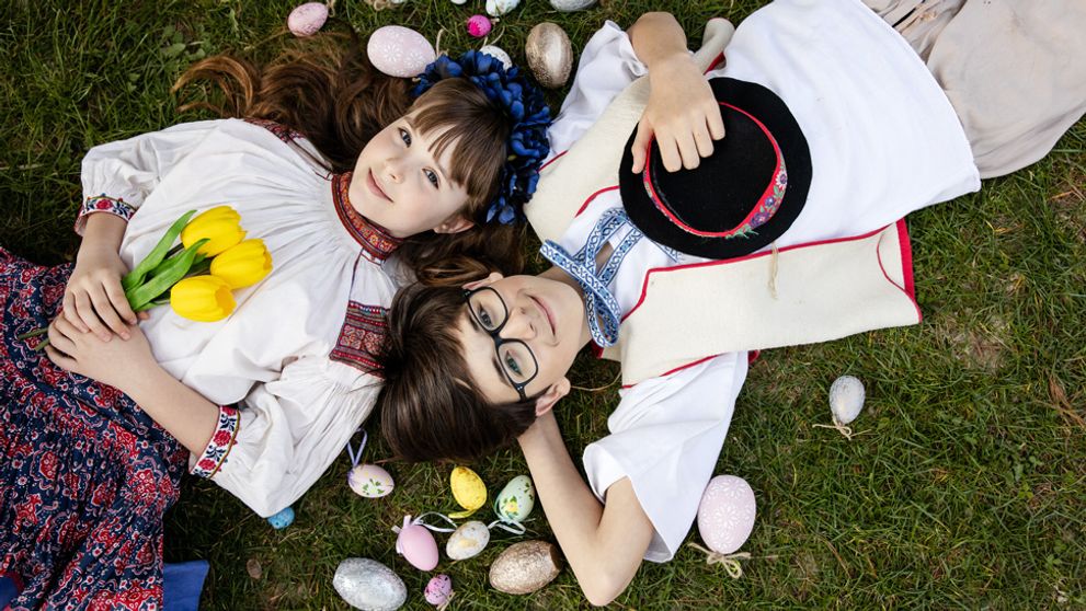 Seriálový párik v netradičnej spoločnosti. Nič rozkošnejšie neuvidíte