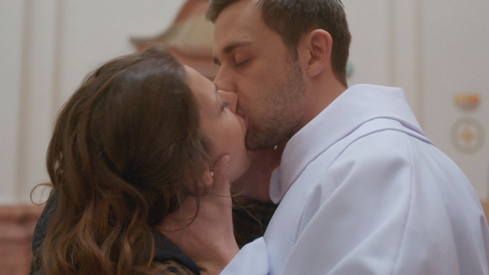 Kňaz Max a Eva sa vášnivo pobozkali