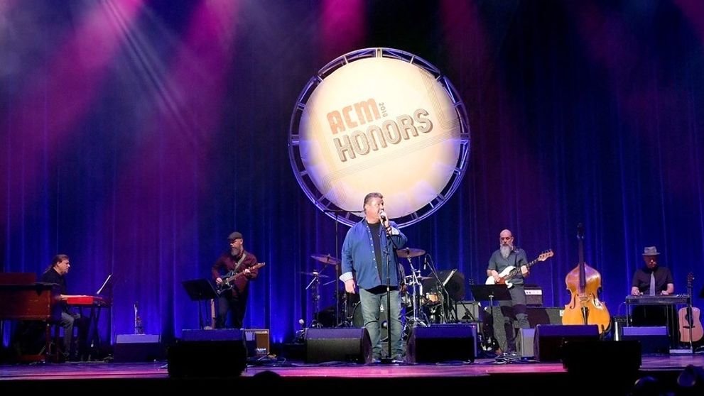 Smrť v 61 rokoch. Slávny spevák zomrel na koronavírus