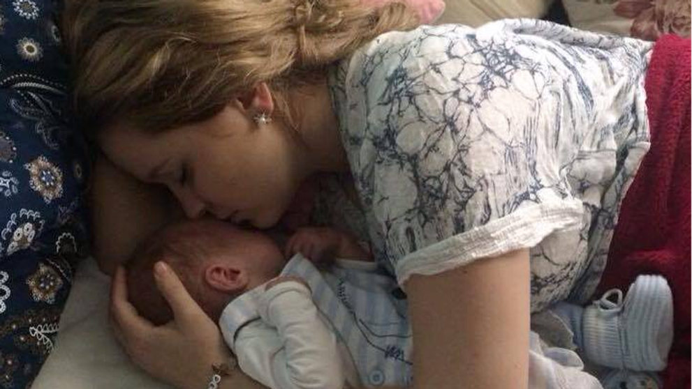 Láskyplná fotka Dominiky Mirgovej a jej bábätka