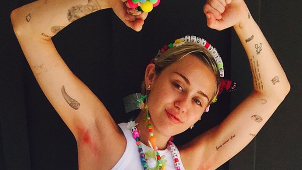 Nový trend Miley Cyrus. Podpazušie si zafarbila naružovo!