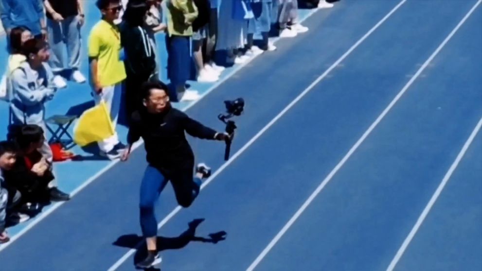 Šprint na sto metrov mal nečakaného víťaza. Kameraman schoval do vrecka všetkých bežcov