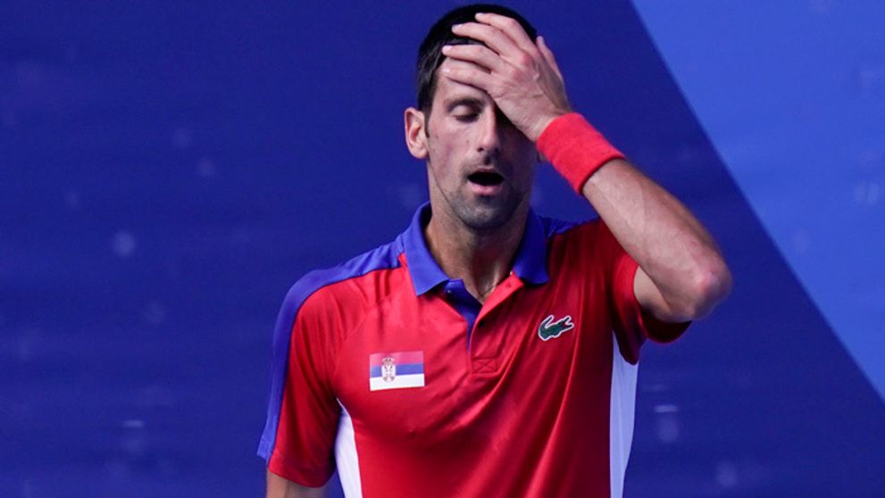 Djokovičovi hrozí neúčasť na treťom grandslamovom turnaji, tvrdia britské médiá