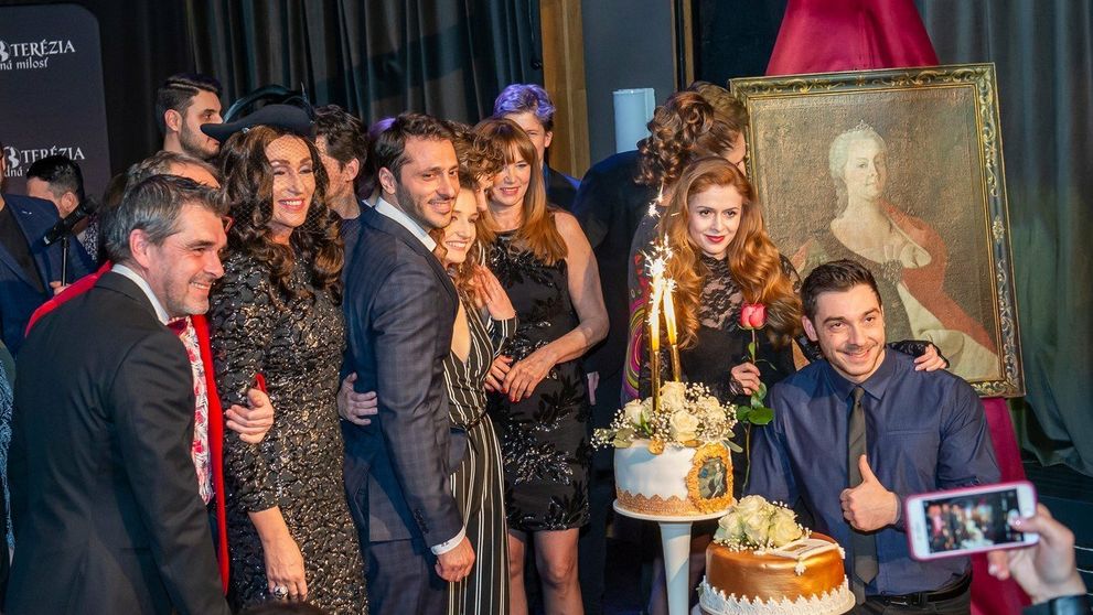 Známy herec sa po rozvode ukázal s priateľkou: O zamilované pohľady núdza nebola