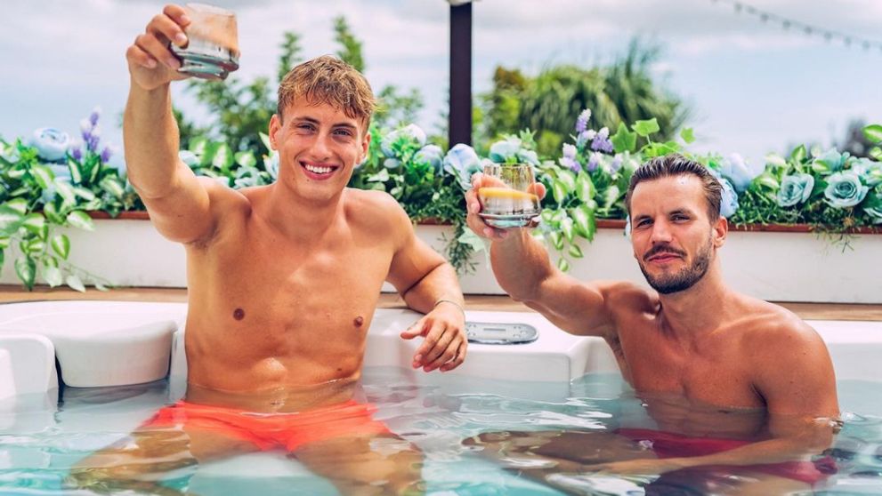 Fešák z Love Islandu nafotil nové fotky. Veď je úplne nahý!