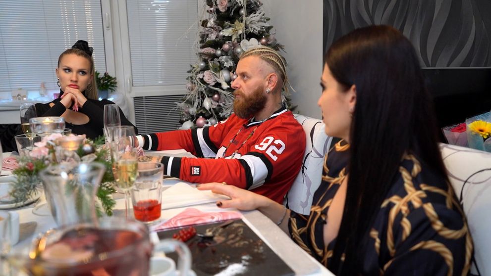 Hádka farmárok pri stole. Miška to vytmavila Stanke, tá sa nestačila čudovať