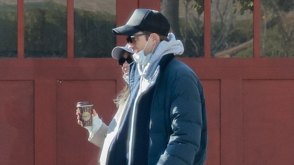 Už je z neho otec! Dvojicu prichytili s kočíkom