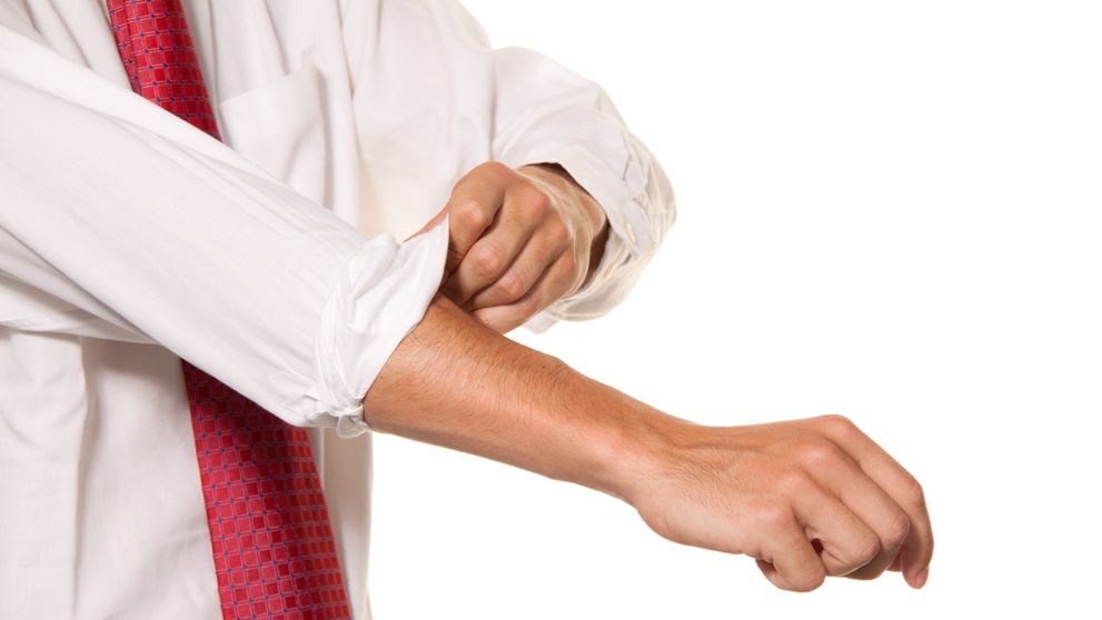 Kedy a prečo si na košeli vyhrnúť rukávy