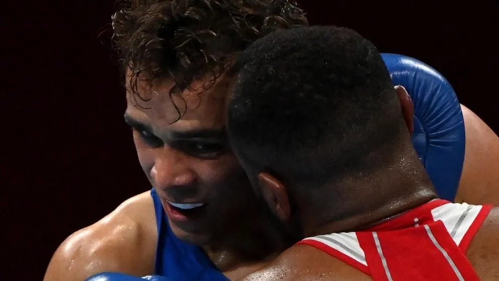 Marocký boxer na OH v Tokiu napodobnil Mikea Tysona, súperovi sa chcel zahryznúť do ucha