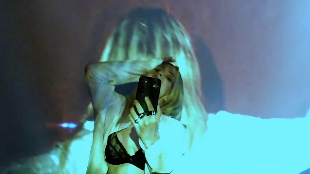 Sexy ako nikdy predtým! Ellie Goulding odhodila svoje zábrany v novom videoklipe